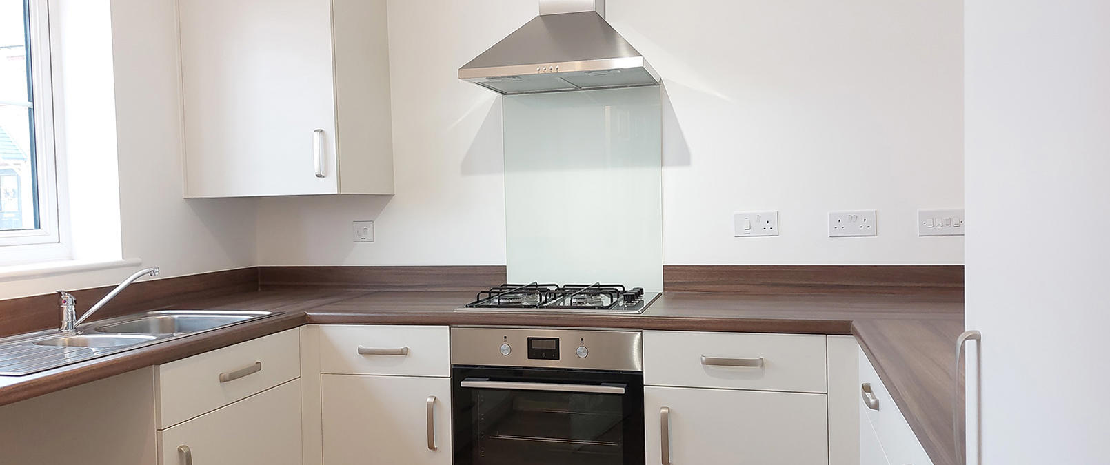 Kitchen with cooker and hob